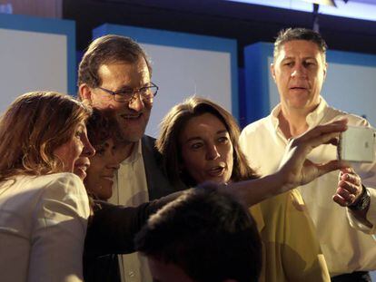 Mariano Rajoy se hace un &quot;selfie&quot; este s&aacute;bado en Barcelona con dirigentes del PP