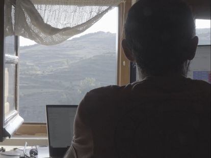 El informático Luis Luzondo teletrabaja este lunes desde su casa en el municipio de Trevijano, en La Rioja.