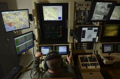 Un piloto controla desde la base militar de Hancock, en EE UU, un 'drone'.