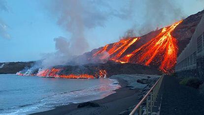 La lava asalta la playa de Los Guirres, en La Palma