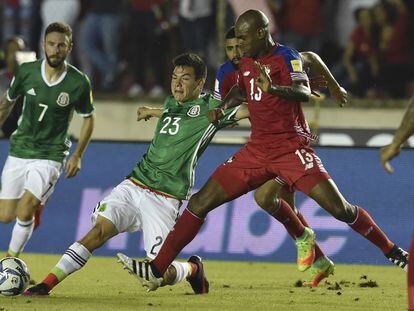 Lozano y Machado van en busca del balón.