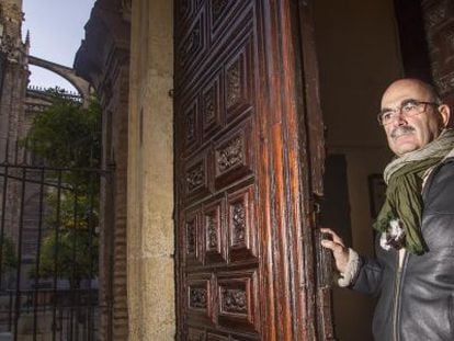 El arquitecto Alfonso Jiménez, en la puerta de salida de la catedral.