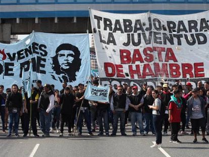 En foto, manifestación contra la política económica del Gobierno argentino, el miércoles 28 de agosto en Buenos Aires. En vídeo, Mauricio Macri habla sobre la situación de la deuda.