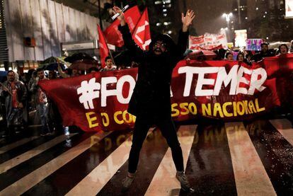 Los manifestantes han recorrido las calles de Sao Paulo como protesta en contra del presidente de Brasil Michel Temer.