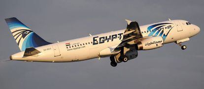Fotograf&iacute;a de archivo fechada el 21 de abril de 2012 que muestra al Airbus A320 de la compa&ntilde;&iacute;a Egyptair registrado con la matr&iacute;cula SU-GCC en el aeropuerto de Estambul en Turqu&iacute;a. Los equipos de b&uacute;squeda del avi&oacute;n de Egyptair siniestrado en el Mediterr&aacute;neo el pasado 19 de mayo hallaron hoy la caja negra de la cabina, inform&oacute; el Ministerio egipcio de Aviaci&oacute;n Civil en un comunicado. EFE/Kivanc Ucan S&Oacute;LO USO EDITORIAL/PROHIBIDA SU VENTA