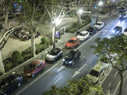 El carril bus y taxi en la calle de Guillem de Castro, de Valencia, ocupado por los coches el viernes por la noche. 