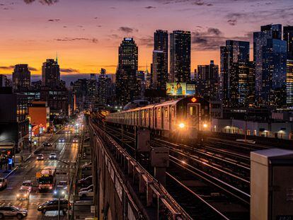 Nova York, i els Estats Units, no són només el lloc on agafar distància emocional.