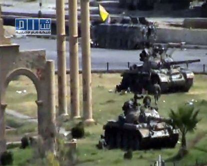 Una imagen de televisión que muestra varios tanques en el centro de la ciudad siria de Hama