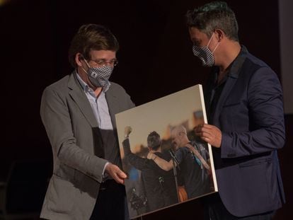 José Luis Martínez-Almeida entrega a Alejandro Sanz una fotografía del día del concierto en el puente.