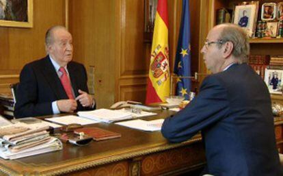 Imagen facilitada por TVE de don Juan Carlos junto al Jefe de la Casa del Rey, Rafael Spottorno, en su despacho.