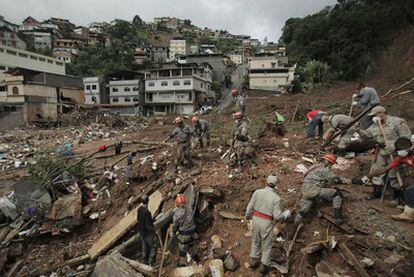 Varios rescatadores buscan víctimas entre los escombros tras las inundaciones en Nueva Friburgo.