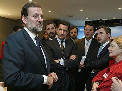 De izquierda a derecha, Rajoy, Aragonés, Zaplana, Arístegui, Michavila y Acebes, en la sede del PP.