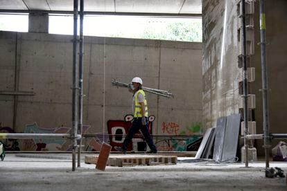 Un obrero trabaja en las obras de construcción de la estación subterránea de Sant Andreu Comt, en Barcelona.