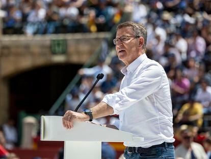 El presidente del PP, Alberto Núñez Feijóo, en el mitin en la plaza de toros de Valencia, este domingo.