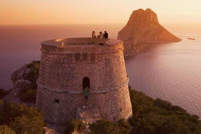 Atardecer en la torre des Savinar, con vistas al islote de Es Vedrà (Ibiza).
