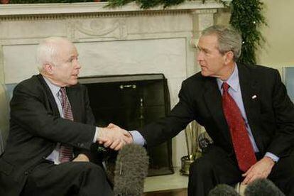 El senador John McCain da la mano al presidente Bush en la Casa Blanca.