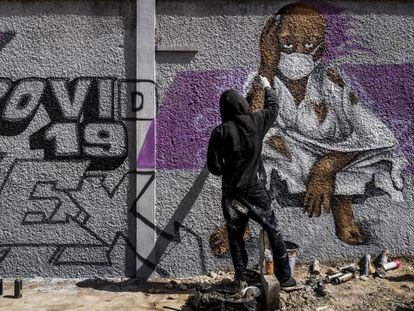 Un miembro del colectivo de graffiti senegalés RBS CREW pinta murales informativos para que los ciudadanos que no saben leer sepan cómo detener la propagación del coronavirus.