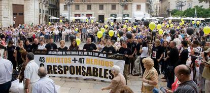 Concentración de las víctimas del accidente del metro celebrada el 3 de julio pasado en la plaza de la Virgen de Valencia.