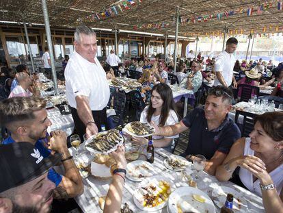 Un mediodía en el chiringuito El Tintero, en El Palo, el barrio de Málaga.