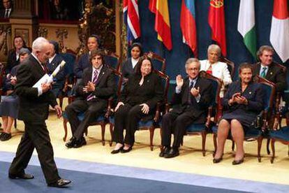 Giovanni Sartori es aplaudido por otros galardonados tras recibir el Premio de Ciencias Sociales.