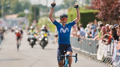 Sheyla Gutiérrez celebra su triunfo en La Périgord Ladies (Francia) el pasado agosto.