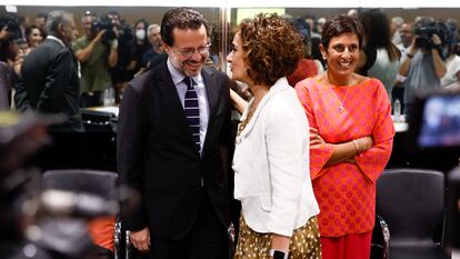 La ministra de Hacienda, María Jesús Montero, conversa con el consejero de Economía, Hacienda y Empleo de la Comunidad de Madrid, Javier Fernández-Lasquetty, en julio.