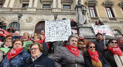 Unas pensionistas protestan en la puerta del ayuntamiento de Bilbao