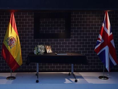 Libro de condolencias e imagen de la reina Isabel II, en la Embajada de Reino Unido en Madrid, este 9 de septiembre de 2022.