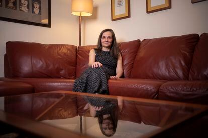 Belén Hernández, psicóloga clínica, fotografiada en su casa de Madrid.