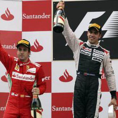 El piloto venezolano de Williams Pastor Maldonado celebra en el podio junto al segundo clasificado, Fernando Alonso, su victoria en el Gran Premio de España