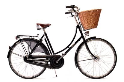 Una buena opción para emularla puede ser esta bicicleta con cesta y aires retro disponible en la web española Biciclasica, especialista en modelos clásicos fabricados por pequeños productores de todo el mundo. Disponible en tres y cinco velocidades y heredera de la tradición ciclista inglesa es una opción muy elegante para dar una vuelta por la ciudad.