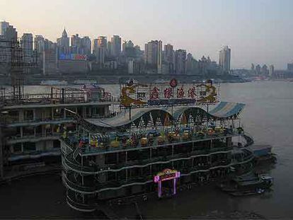 Vista de Chongqing desde la ribera norte del Jialing, uno de los ríos que bordean la ciudad.