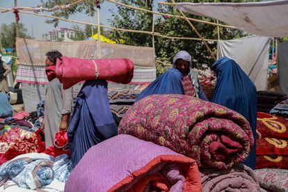 Artículos del hogar de segunda mano a la venta en un bazar local en Kabul. Los afganos que planean huir del país o necesitan dinero en efectivo para comprar víveres y alimentos recurren a vender sus pertenencias, ya que la economía del país está en ruinas debido a la incertidumbre.