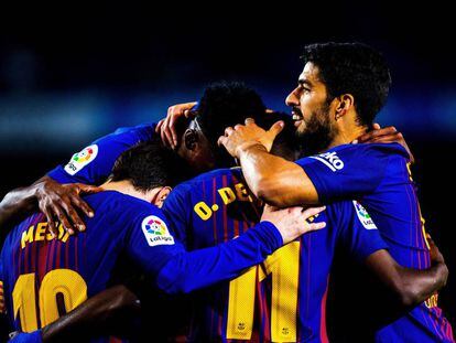 Messi, Mina, Dembélé y Suárez, de izquierda a derecha, celebran el quinto gol del Barcelona.