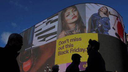 Publicidad de los descuentos del Black Friday en la plaza de Picadilly Circus de Londres el 23 de noviembre