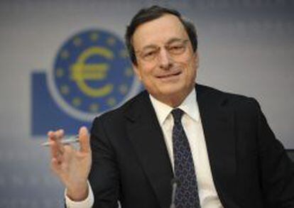 El presidente del Banco Central Europeo (BCE), Mario Draghi, ofrece una rueda de prensa en Fr&aacute;ncfort, Alemania, el 6 de junio de 2012. 