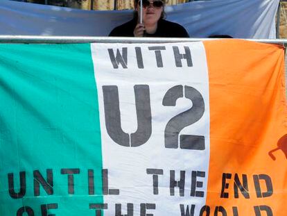 Con una inmensa bandera de Irlanda y un letrero que dice "Con U2 hasta el fin del mundo", esta admiradora espera que se abran las puertas del Camp Nou.