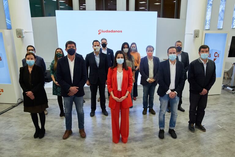 Inés Arrimadas, rodeada de dirigentes de su nueva ejecutiva.