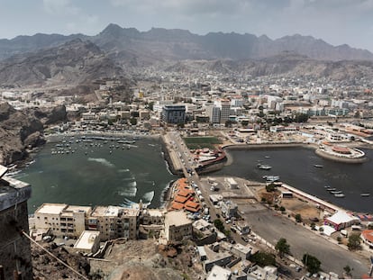 Vista de Adén desde las alturas de la Fortaleza de Sira. Destaca el puerto natural de esta ciudad milenaria construida en torno al cráter de un volcán. Es la capital provisional del país desde 2015.