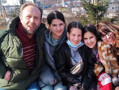 Juan Escobar y María Jesús Márquez, junto a las tres niñas ucranias que han ido a recoger a la frontera con Eslovaquia.