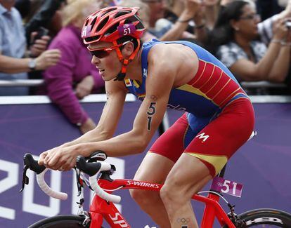El español Javier Gómez Noya ha logrado la medalla de plata en la prueba de triatlón, la primera que conquista España en este deporte