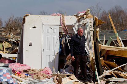 Steve McDonald sale entre los escombros de la vivienda de su suegra, fallecida tras el paso del tornado.