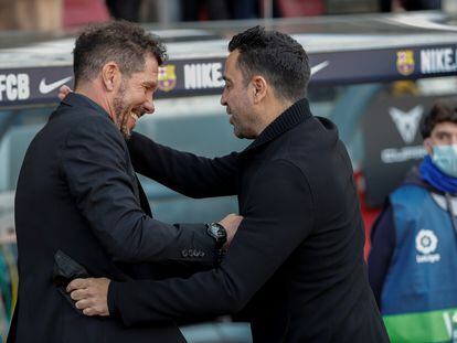 Xavi y Simeone se abrazaron antes del encuentro en el Camp Nou.