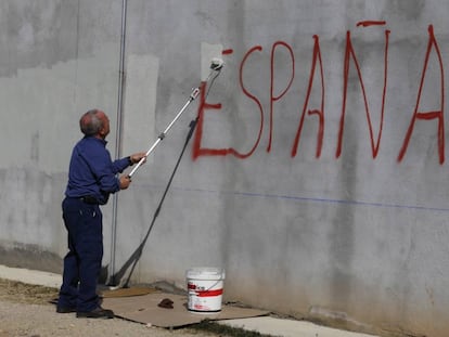 Una persona tapa una pintada contra Espanya.