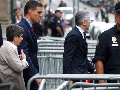 Pedro Sánchez llega a la Jefatura Superior de Policía en Barcelona. En vídeo, delcaraciones de Sánchez a los agentes.