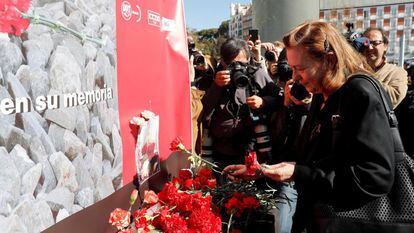 La expresidenta de la Asociación 11M Pilar Manjón, durante la ofrenda floral en el homenaje de 2022