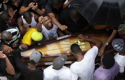 Entierro en Río del joven Douglas Rafael da Silva.