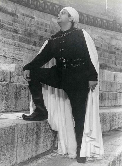 Plácido Domingo, en la Arena de Verona en 1969, en donde interpretó a Calaf de <b><i>Turandot,</b></i> de Puccini. En el mismo escenario celebrará el viernes el 40º aniversario de su debut en Italia.