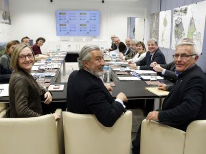 La consejera María José Salvador, el secretario de Estado de Infraestructuras, Julio Gómez-Pomar, y el alcalde de Valencia, Joan Ribó.
