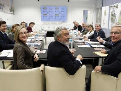 La consejera María José Salvador, el secretario de Estado de Infraestructuras, Julio Gómez-Pomar, y el alcalde de Valencia, Joan Ribó.